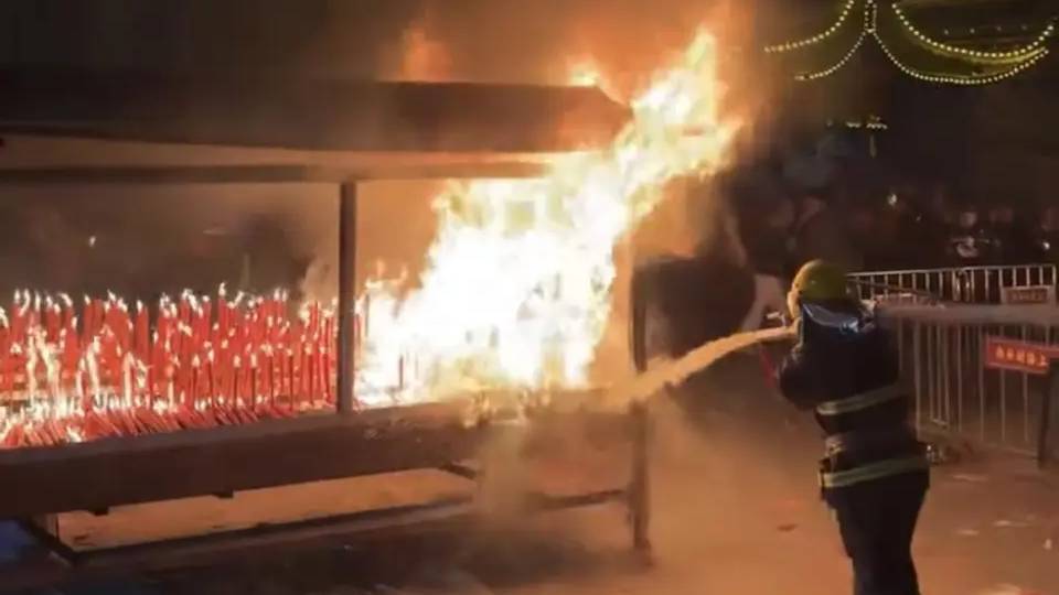 上海財神廟消防射水惹香爐起火疑雲。