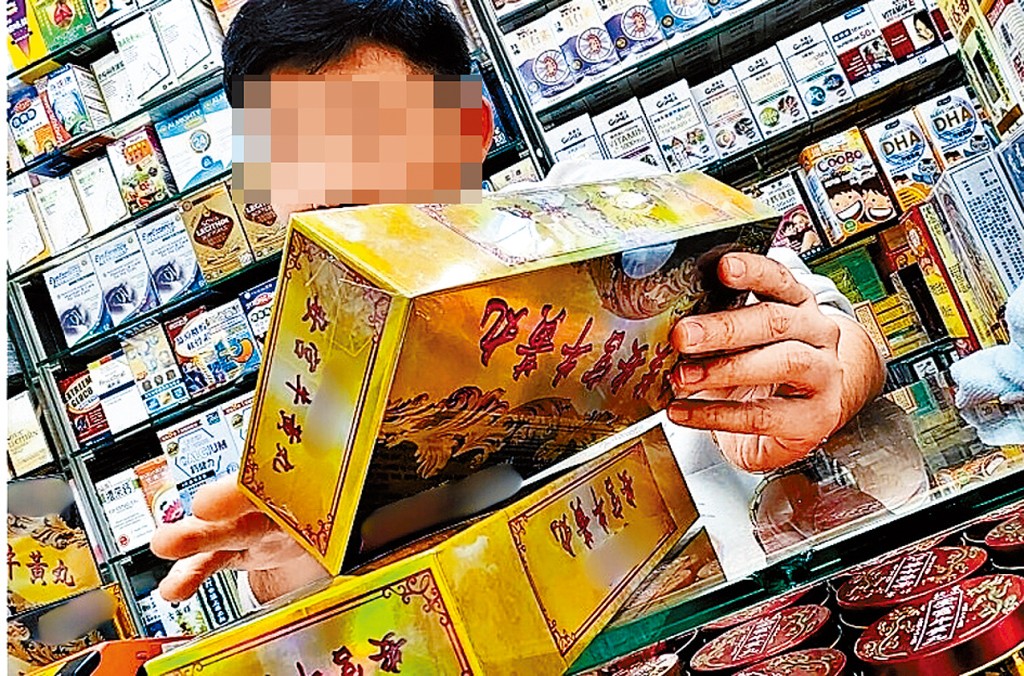 记者「放蛇」发现有药行职员离谱地将「影射货」包装盒上的条码，讹称是「中成药注册编号」。