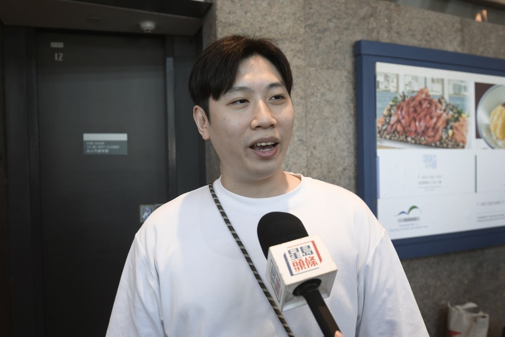 鄭先生今日早上4點多出發，從澳門乘搭金巴到港，早上約7點半到場。陳浩元攝