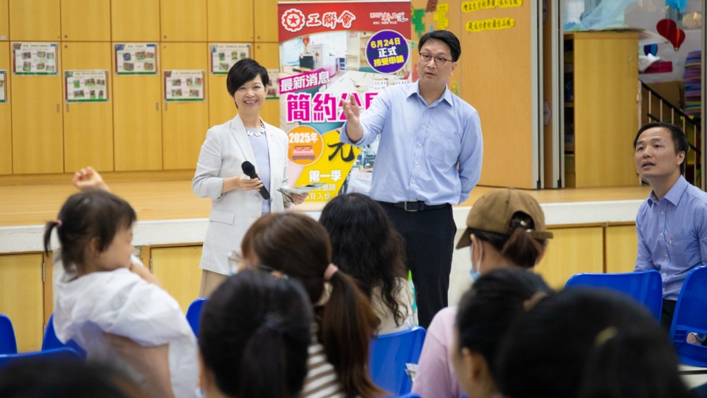 何永賢與立法會議員及區議員等,到訪幼稚園宣傳「簡約公屋」。何永賢fb