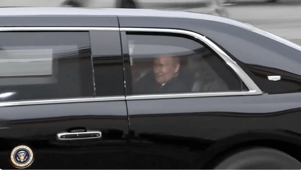 特朗普和普京共同走進美國總統專用「野獸」防彈轎車,然後一同前往會談地點。影片截圖 特朗普和普京共同走進美國總統專用「野獸」防彈轎車,然後一同前往會談地點。影片截圖