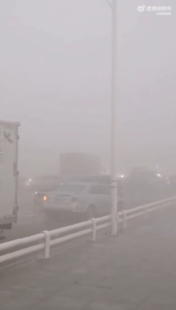 林​​豐路大橋上大霧瀰漫。（微博）