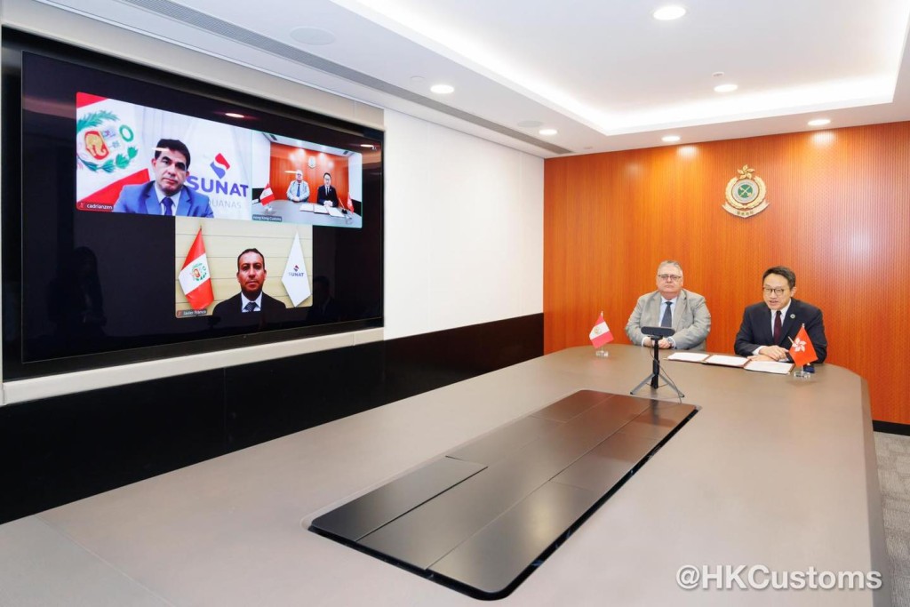 海關關長陳子達與秘魯駐港總領事Enrique Carlos Cardenas Arestegui出席簽署儀式。海關fb圖片 海關關長陳子達與秘魯駐港總領事Enrique Carlos Cardenas Arestegui出席簽署儀式。海關fb圖片