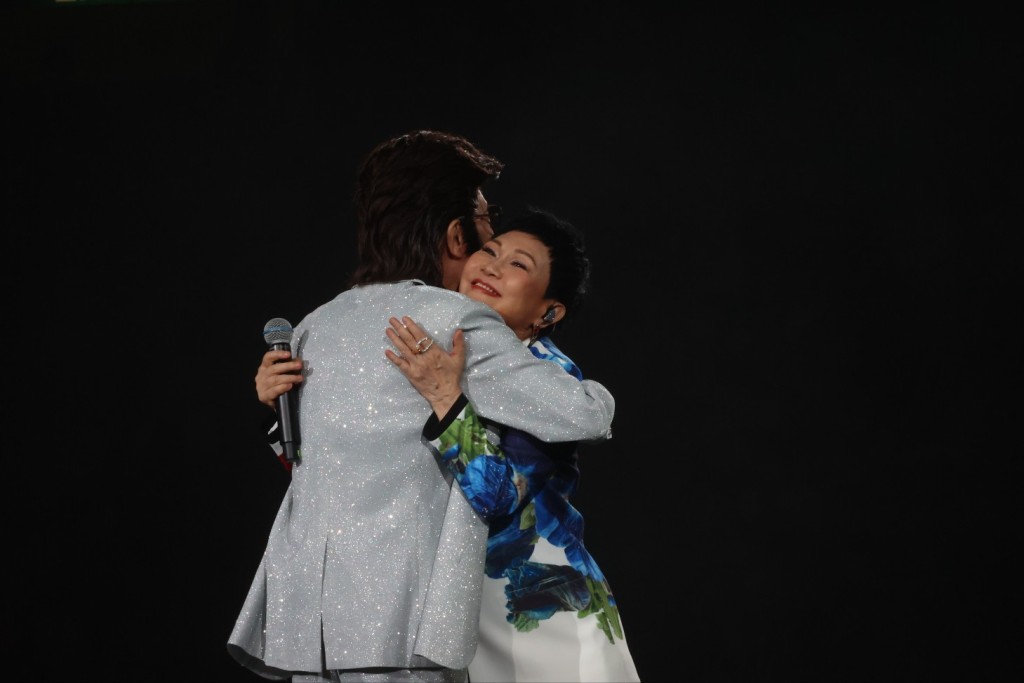 叶振棠指陈洁灵为他入行后第一个最佳拍档，两人更感动得一起拥抱。