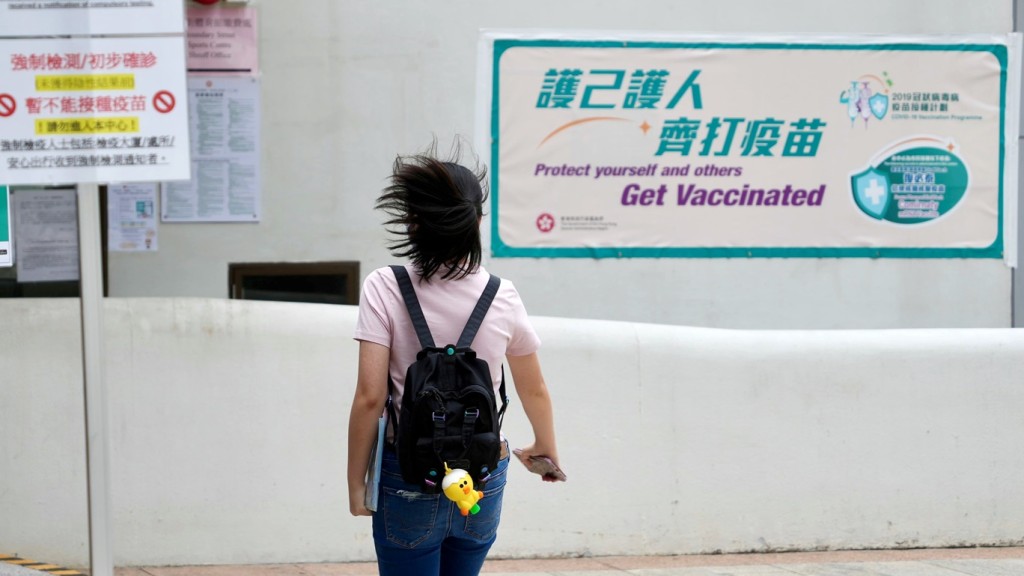 政府​提升「疫苗到戶接種服務」效率為長者接種新冠疫苗。資料圖片