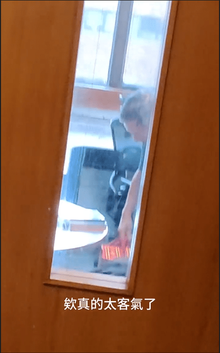 收受禮物的男子稱太客氣。Threads 影片截圖