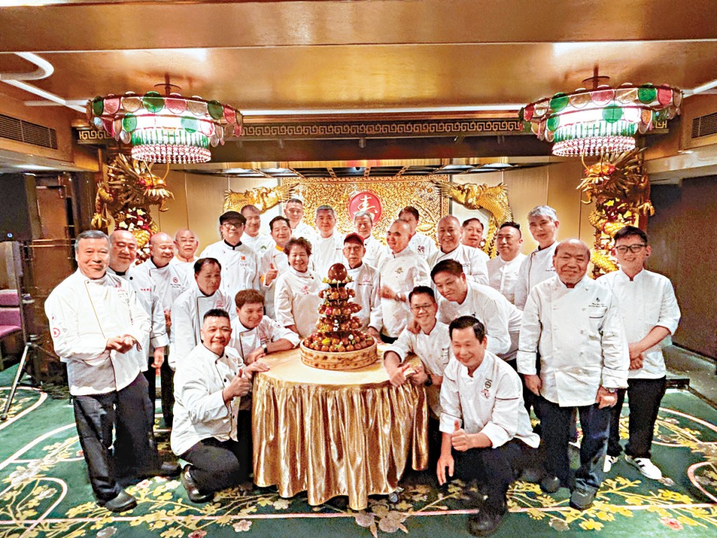 25位廚壇泰斗濟濟一堂，符星師傅（左十四）重現「油笠笠豬油包」。