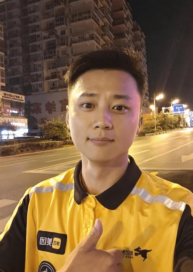 孫先生下班後一般選擇晚上8點左右開始接單,平均每天送3個小時左右。 孫先生下班後一般選擇晚上8點左右開始接單,平均每天送3個小時左右。