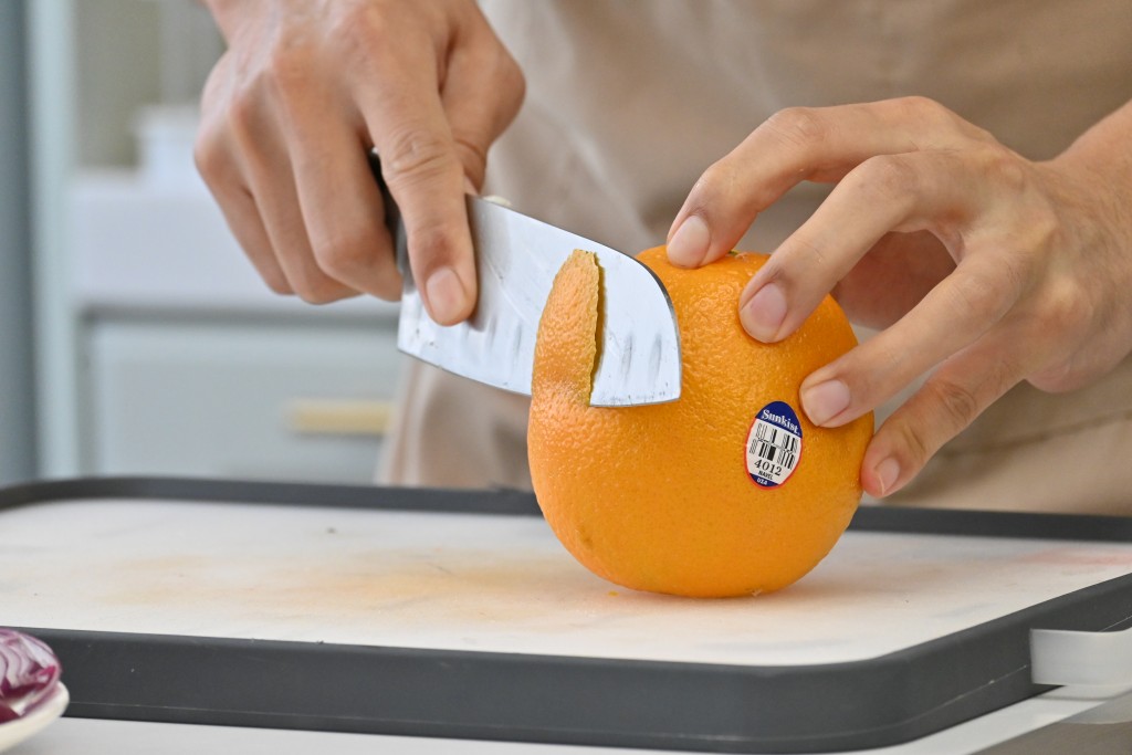 切橙皮時，不要白色的部分，以免有苦澀味。