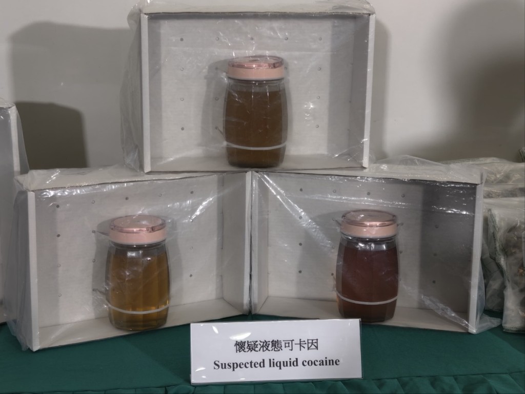 液態可卡因被收藏在紅酒樽內。 液態可卡因被收藏在紅酒樽內。