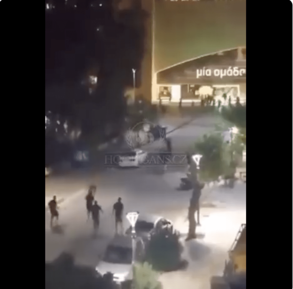網上流傳的影片見到，薩格勒布戴拿模的球迷在火車站附近活動，與雅典球迷發生衝突。。