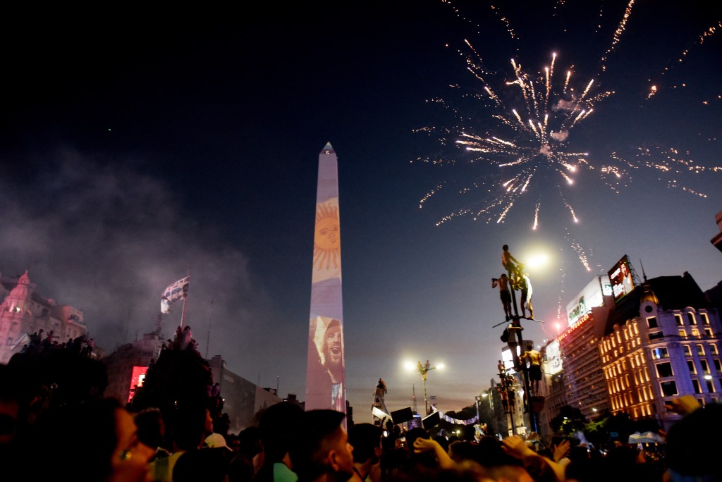 阿根廷首都布宜諾斯艾利斯的市中心，由周一起已聚集球迷慶祝。Reuters