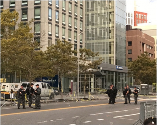 枪击案发生时，科技广场上正举办坎布里奇狂欢节活动。狂欢节活动随后被取消。网图