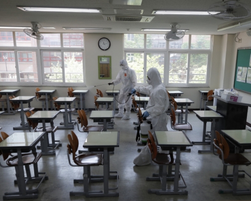 南韓推遲學校復課時間,加強校內消毒工作。AP圖