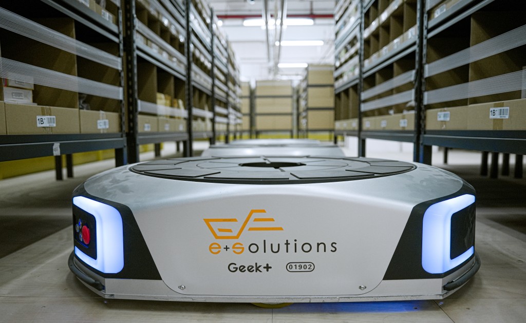 據了解,ePlus是聯邦航空貨運集團UFL Group於2018年創立的網店物流服務品牌,專門為電商提供貨品儲存、庫存管理、執貨包裝及派送等服務。 據了解,ePlus是聯邦航空貨運集團UFL Group於2018年創立的網店物流服務品牌,專門為電商提供貨品儲存、庫存管理、執貨包裝及派送等服務。