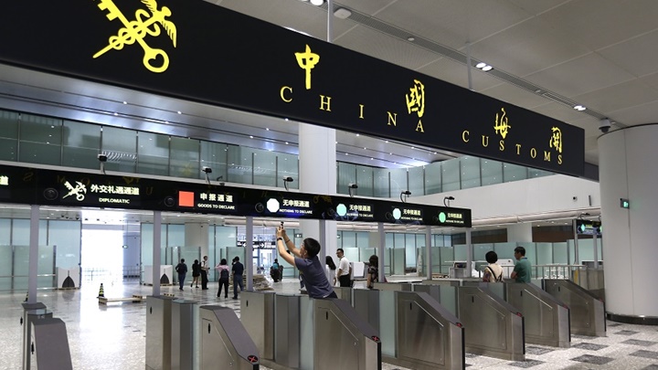 內地海關將簡化出入境申明卡規定。網上圖片