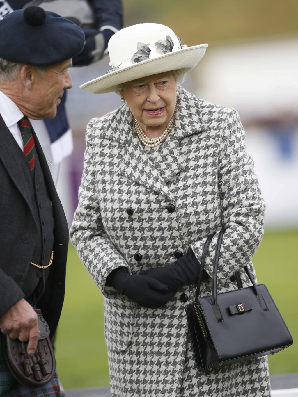 英女皇鍾情Launer手袋。