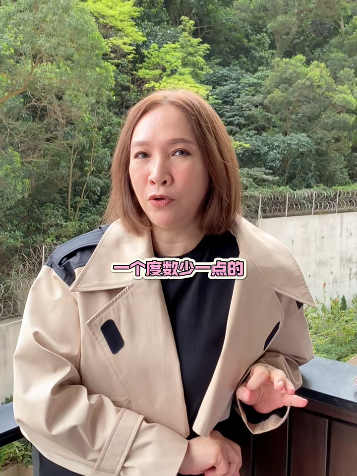 陳灝而於初賽後指點李嘉欣迷津。 陳灝而於初賽後指點李嘉欣迷津。