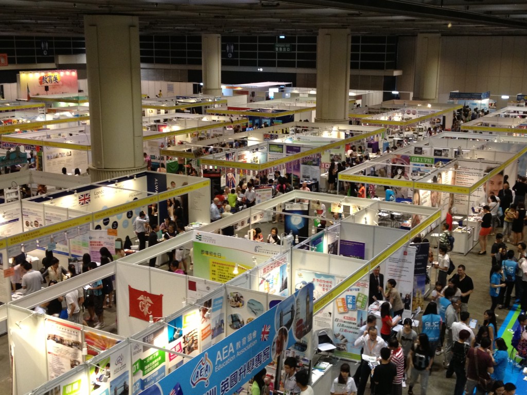 香港职业展览吸引不少人参观。