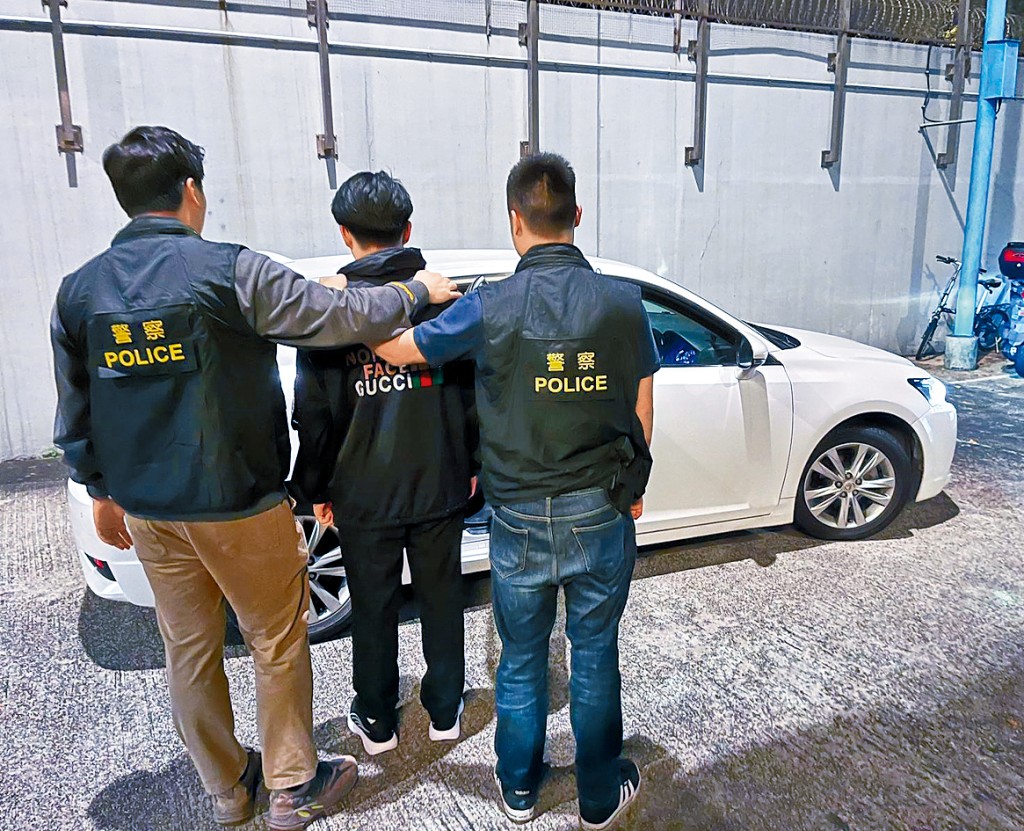 涉假冒內地公安詐騙的18歲大學男生被捕。