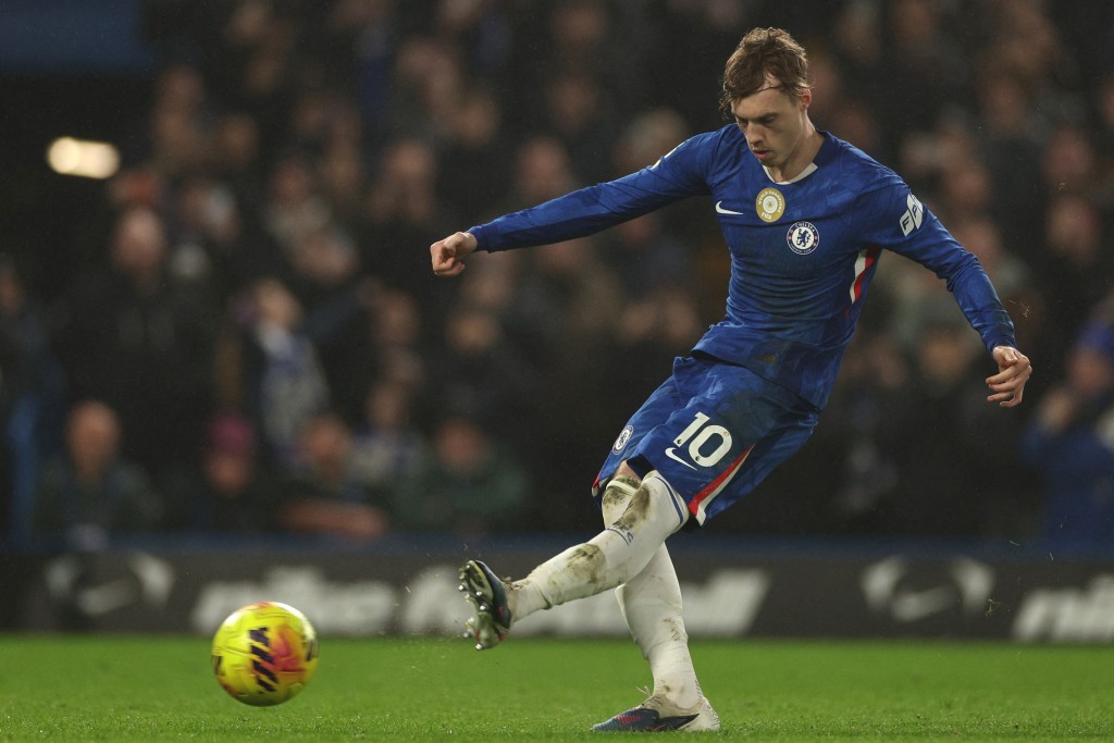 高爾彭馬下半場射入12碼,車路士拉開至2:0。法新社 高爾彭馬下半場射入12碼,車路士拉開至2:0。法新社