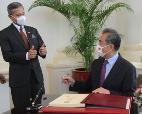 王毅(右)昨日在新加坡訪問行程。 外交部圖片