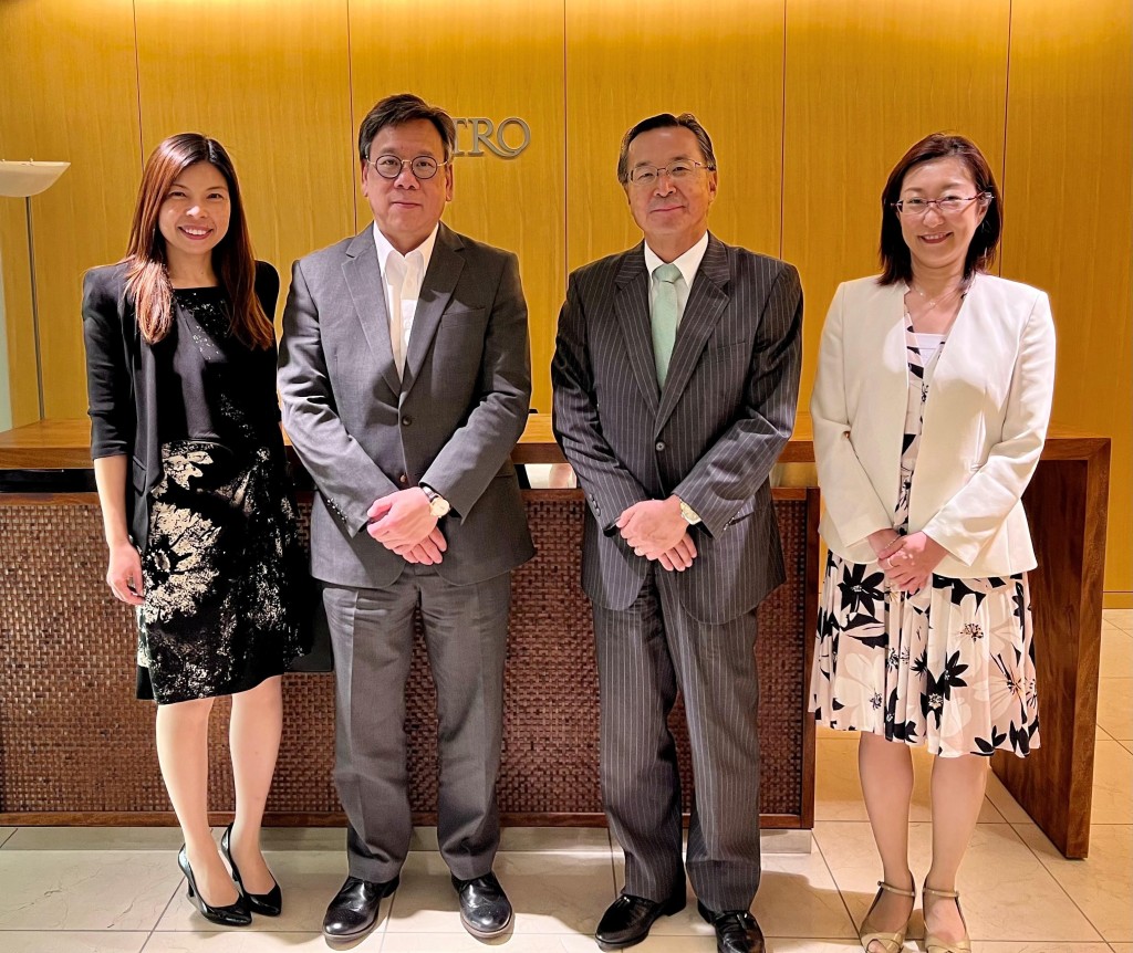 丘應樺(左二)在日本東京與日本貿易振興機構主席石黑憲彥(右二)會面,推廣香港的獨特優勢和潛力。政府新聞處
