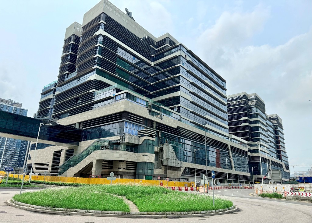 香港最大公立醫院「啟德醫院」預計將於10月起分階段投入服務,圖為腫瘤科大樓,後方為專科門診大樓。政府新聞處 香港最大公立醫院「啟德醫院」預計將於10月起分階段投入服務,圖為腫瘤科大樓,後方為專科門診大樓。政府新聞處