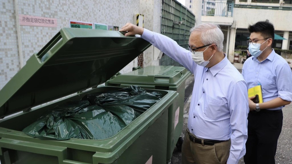 他指會找尋有足夠空間的垃圾收集站增設回收便利點。資料圖片