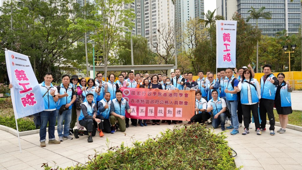 杨何蓓茵(中间黑衫者)表示，当局会提供更多培训机会，让公务员认识国情、国际形势和科技等，有助挽留人才。政府新闻处