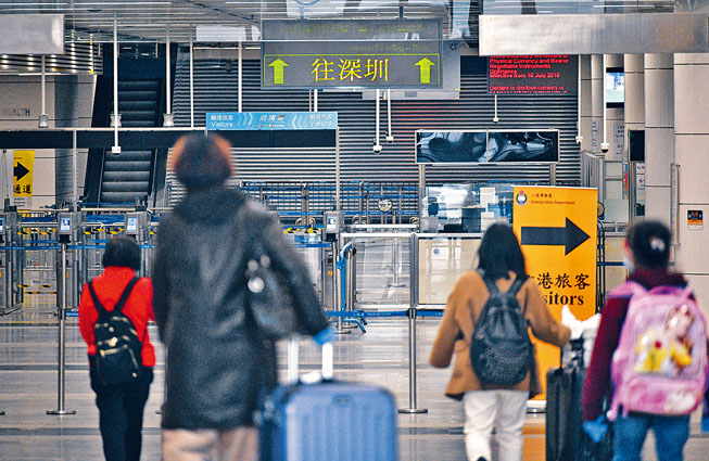 ■隨着本港及內地新冠肺炎疫情漸平穩，要求開關的呼聲愈來愈高，當局正研究推出「港版健康碼」與內地及澳門互認。