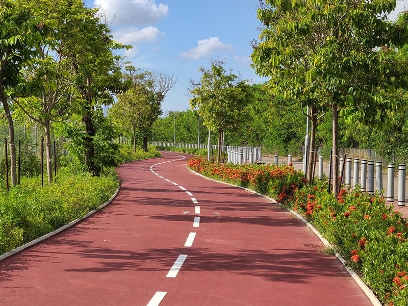 屯門至元朗或至馬鞍山的單車徑路線經已開通，沿途可以觀賞優美風景及歷史古蹟。