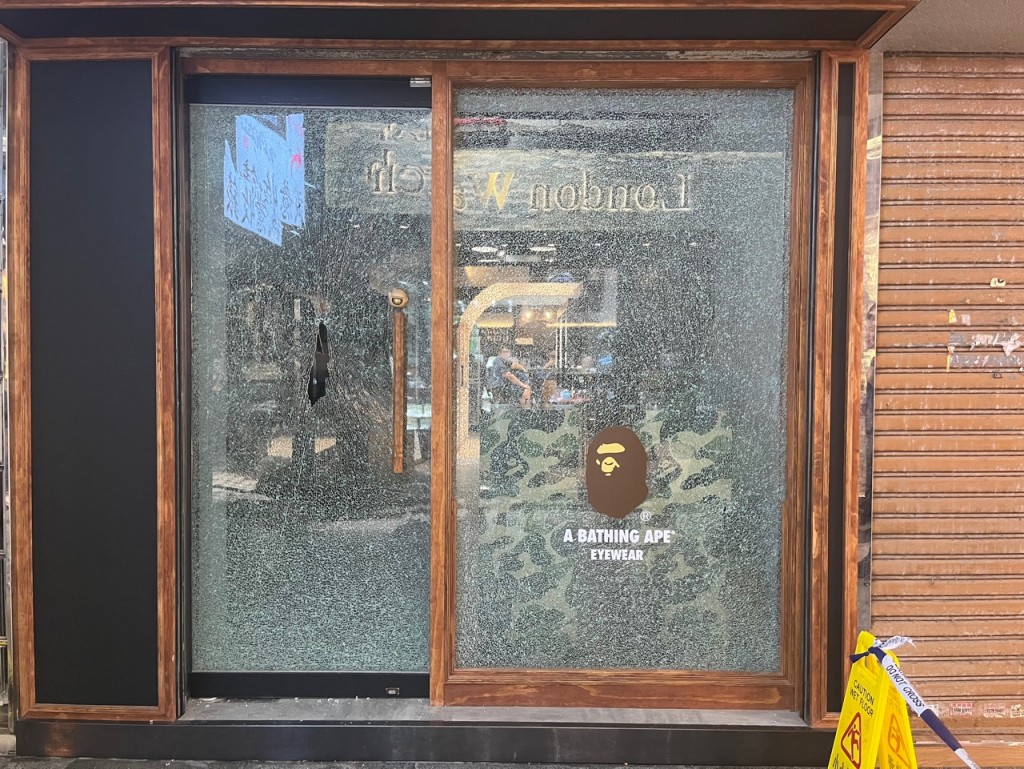 眼镜店玻璃门损毁。罗展锋摄