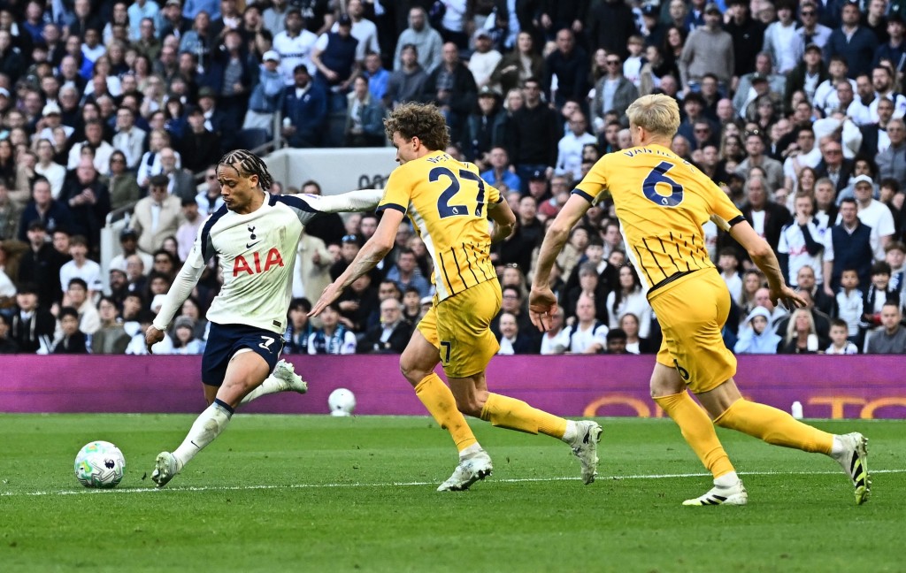 西蒙斯一度为热刺带来希望。路透社