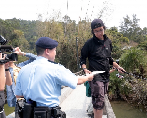 警員向市民派發宣傳單張,加強防盜意識。
