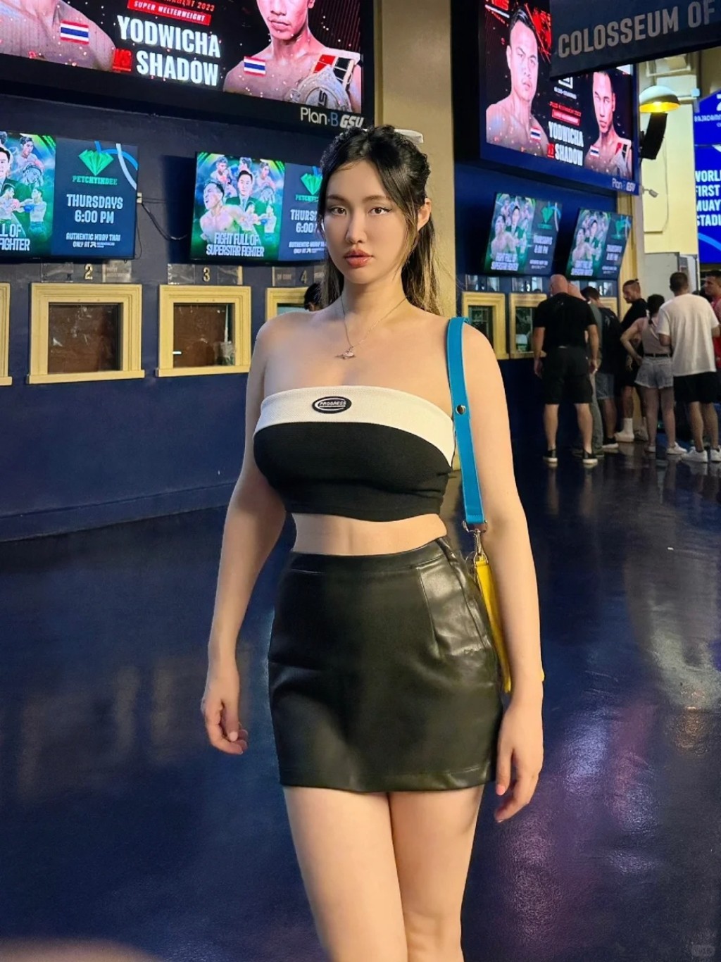 王冰冰日前又到泰国，随即再次转换多款清凉装束，包括穿上Tube Top配短皮裙睇泰拳。