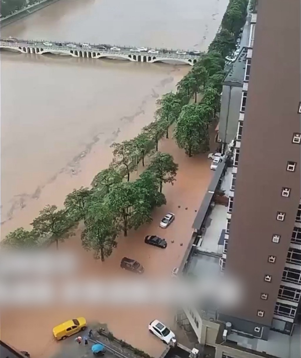 有汽车被水冲走。