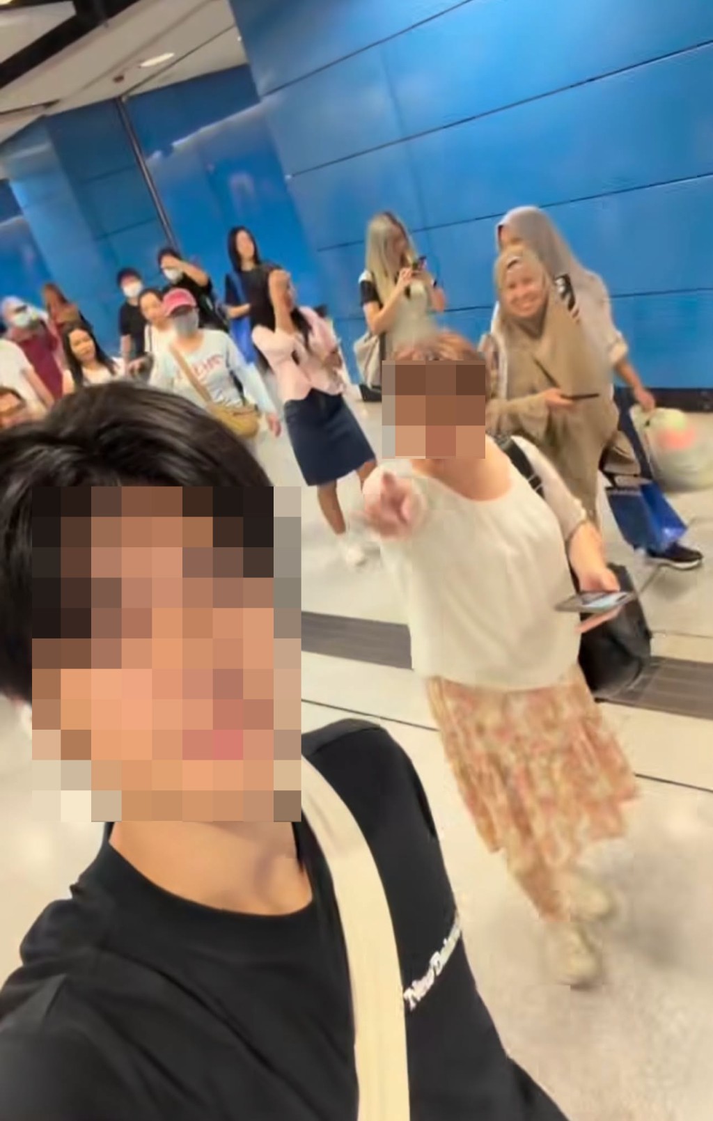 少年从头到尾没有向中年妇破口大骂。 少年从头到尾没有向中年妇破口大骂。
