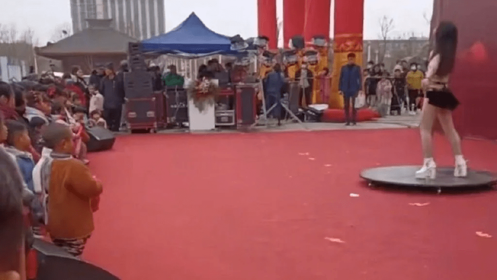 衣著暴露女子在河南縣政府展銷會上大跳鋼管舞，台下還有不少兒童，惹來不少爭議。