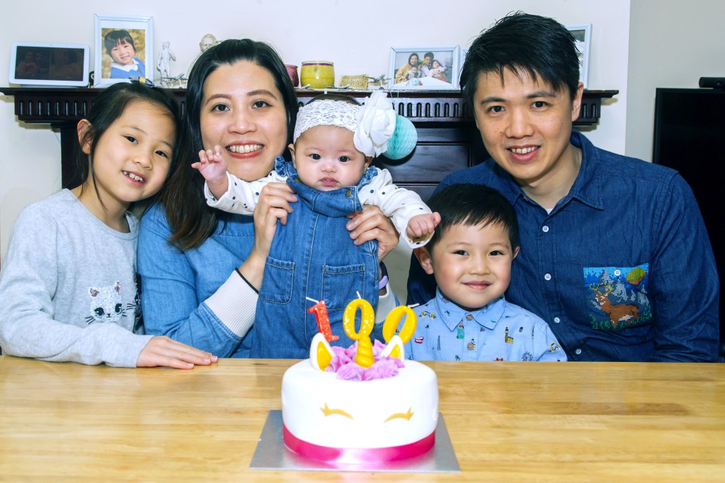 二○一六年八月，Debby（左二）與丈夫帶同兩名子女移民至英國城市紐卡素，並在當地迎來第三名孩子。