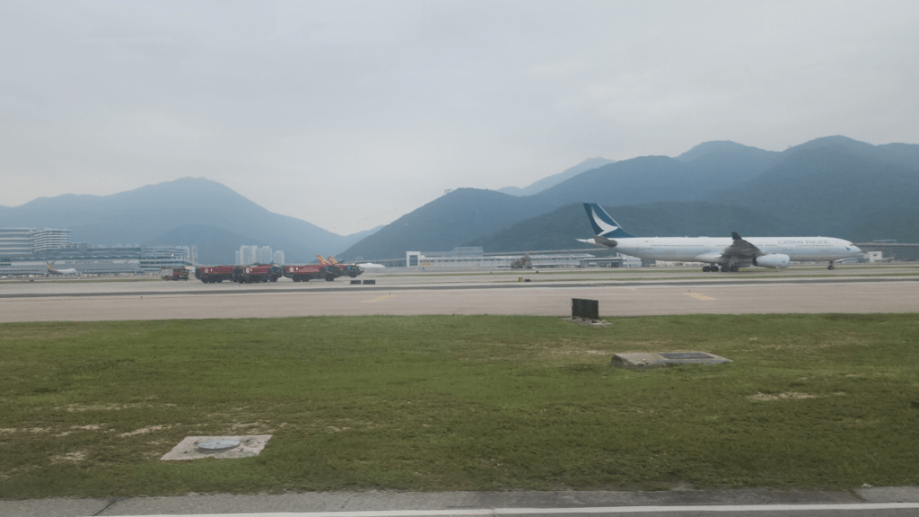 香港國際機場一日內兩客機跑道滑行期間機輪冒火花
