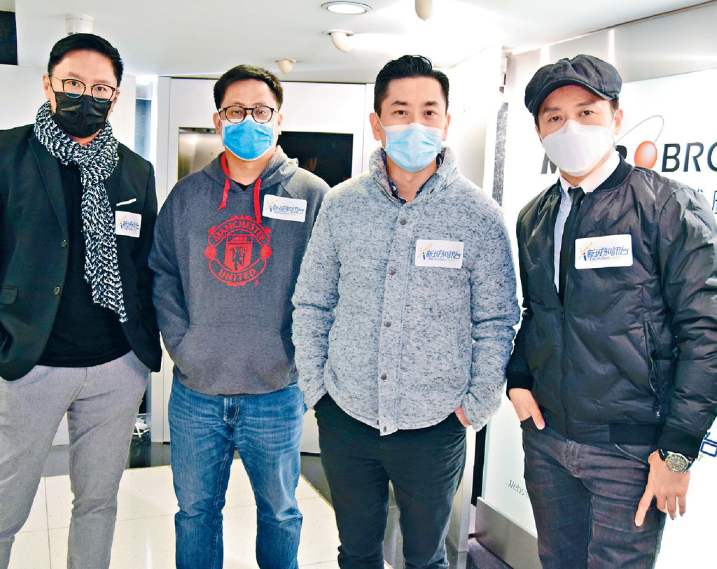 ■(左起)Henry、Colun、阿范、子博齊齊為新城主持夜間節目《Bibibala開大喇叭》,解決聽眾的感情及其他煩惱。