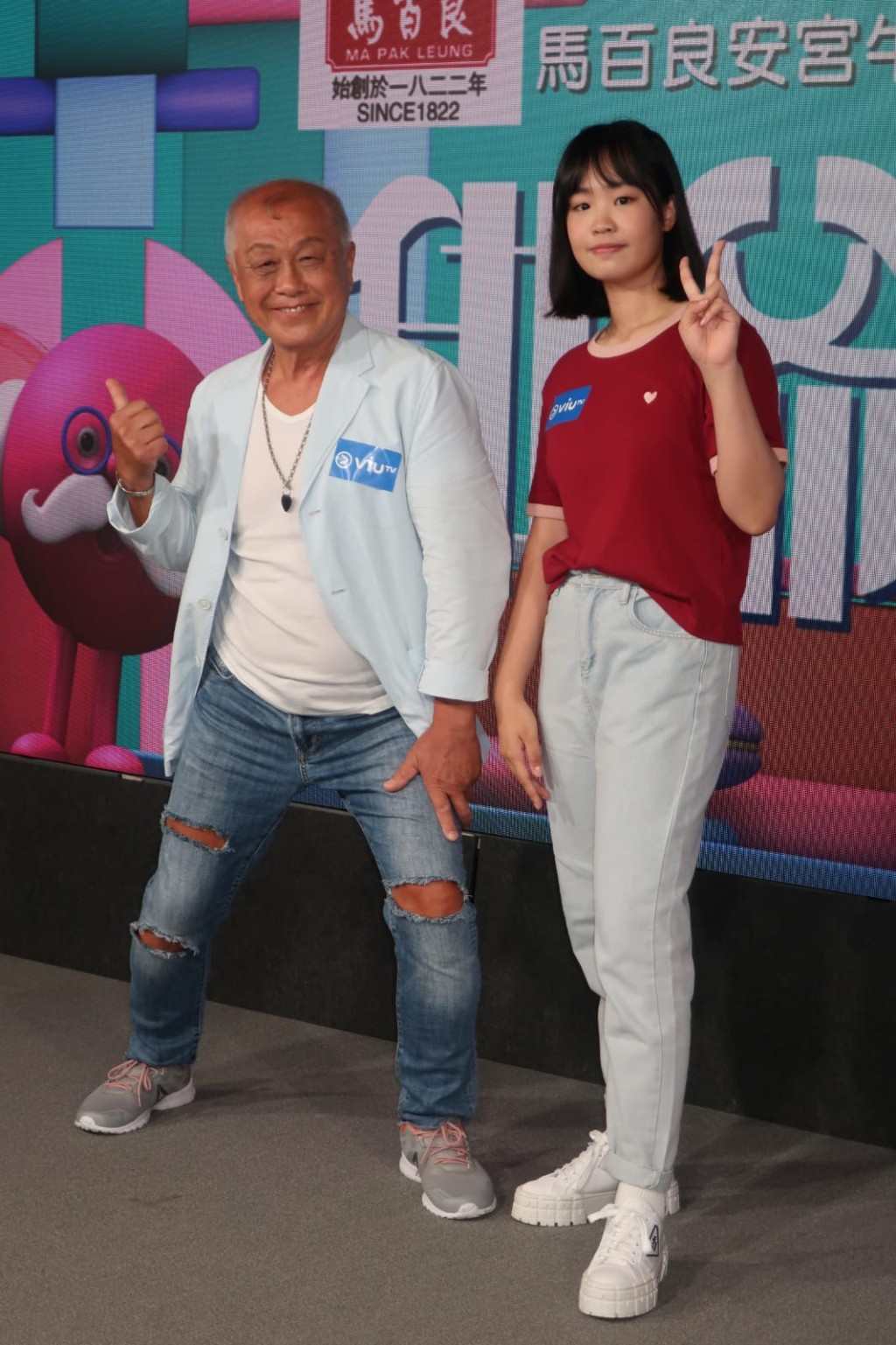 爷爷Bee与孙女Irene。