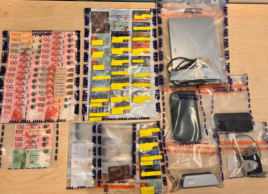 警方檢獲及一批懷疑用以製造偽造文件的工具,包括已完成及未完成的銀行卡、信用卡讀卡器及手提電腦。警方提供 警方檢獲及一批懷疑用以製造偽造文件的工具,包括已完成及未完成的銀行卡、信用卡讀卡器及手提電腦。警方提供
