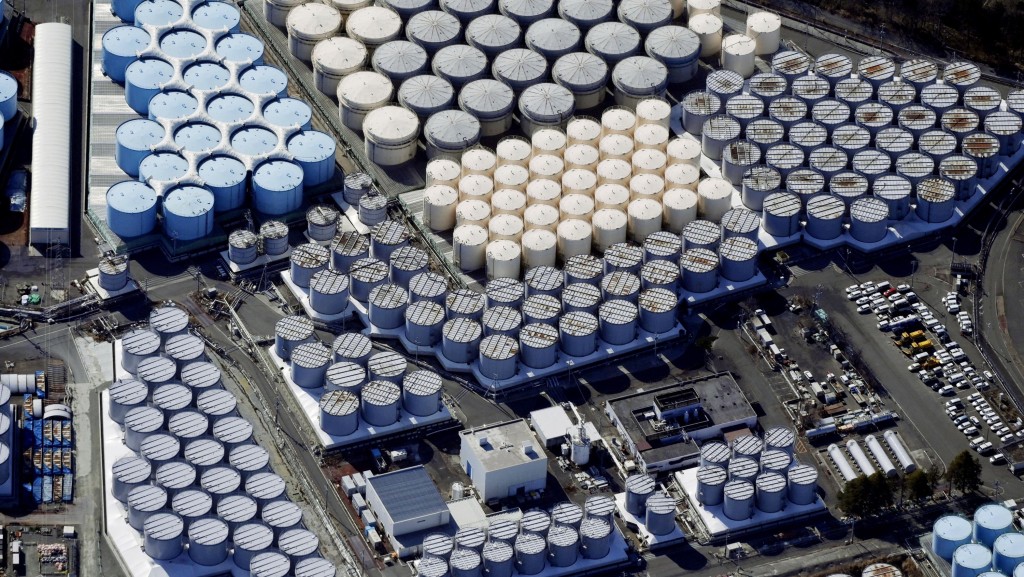 大量儲存核污染水的儲水罐。 路透社