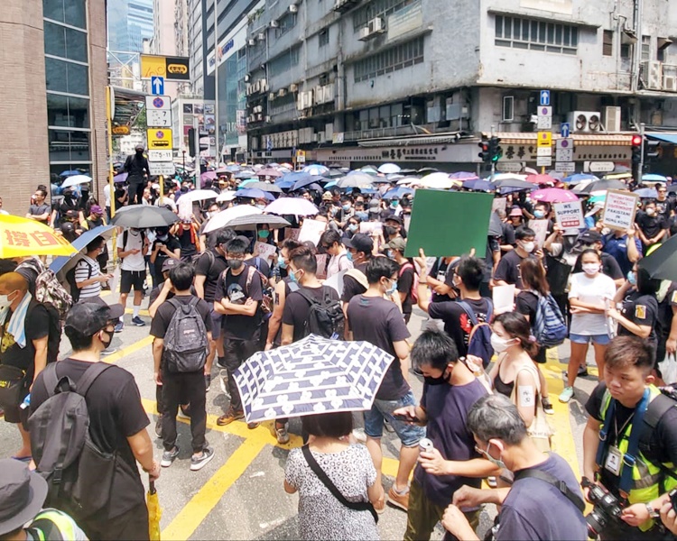 遊行人士步出公園朝零碳天地的終點行去。