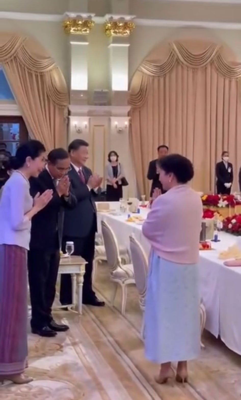 泰国首相巴育夫妇为习近平夫妇举行宴会。