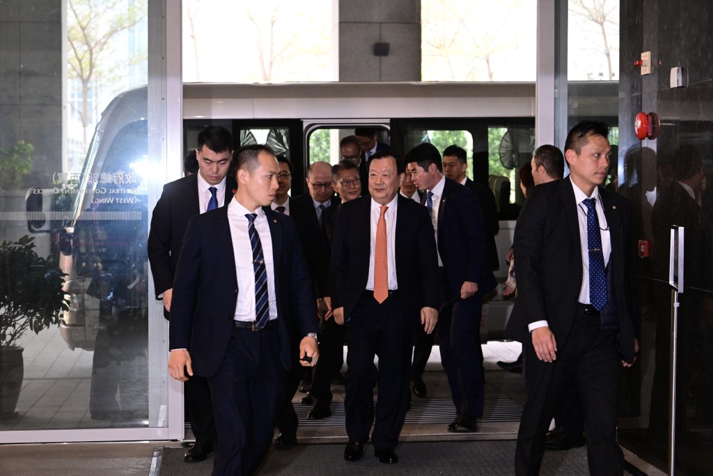早上約10時半，夏寶龍到政府總部與金融界代表會面。（陳極彰攝）