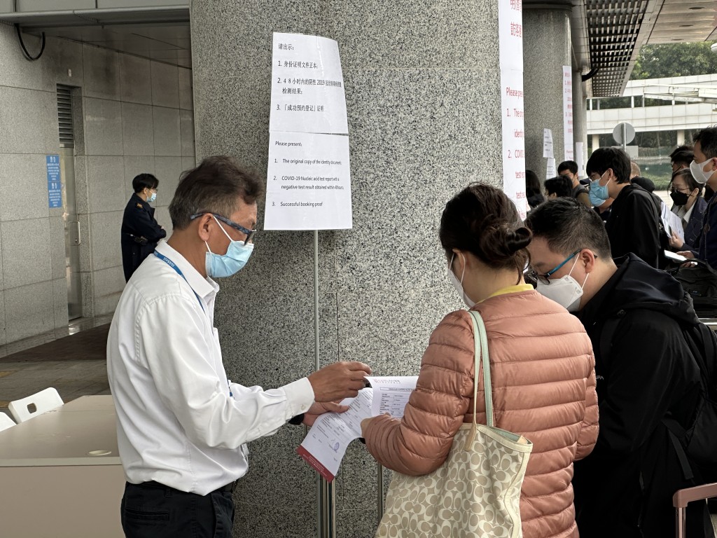 深圳灣口岸有工作人員檢查過關市民的紙本核酸。梁國峰攝