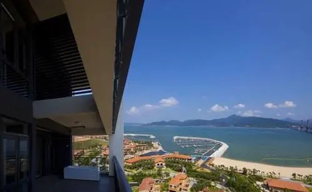 在惠州海邊，租房也很便宜，不看海的三室兩廳整租，租金低至700元/月，有的看海的兩室一廳，租金也僅需700元/月。